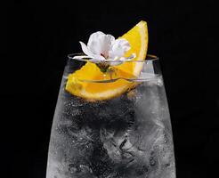 rinfrescante Gin e Tonico cocktail con agrume contorno foto