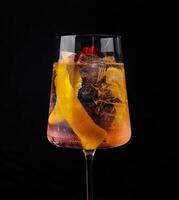 elegante cocktail bicchiere con rinfrescante misto bevanda foto
