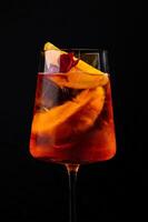 elegante aperitivo cocktail con agrume contorno foto