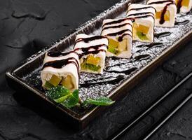 squisito Sushi dolce piatto con cioccolato salsa foto