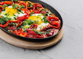 sostanzioso shakshuka tegame con fresco erbe aromatiche foto