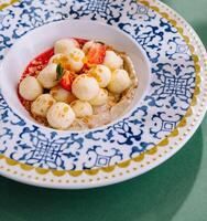 elegante frutta insalata nel decorativo ciotola foto