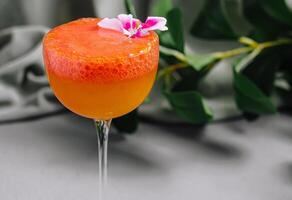 elegante cocktail con fiore contorno foto