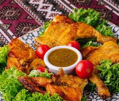 tradizionale arrostito pollo cena con verdure e salsa foto