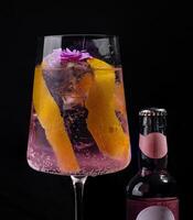 elegante cocktail con floreale contorno foto