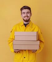 uomo nel giallo camicia Tenere cartone scatola foto