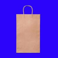 shopping bag in carta riciclata di lusso isolato su sfondo blu. foto