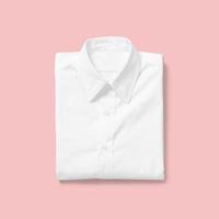 rabboccare vista camicia bianca piegata isolata su sfondo rosa. adatto al tuo progetto di design. foto