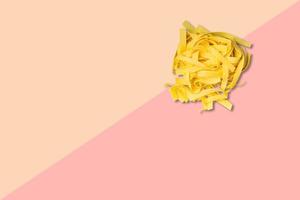 vista ravvicinata spaghetti crudi italiani isolati su sfondo rosa. foto