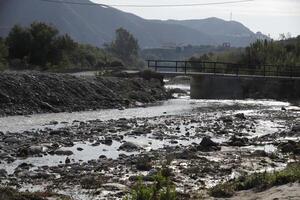 un' poco acqua nel il almanzora fiume, almeria, andalusia, Spagna foto