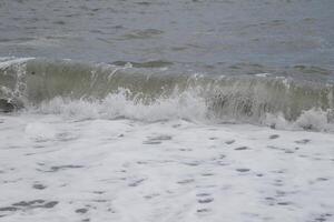 enorme onda a il spiaggia, tempestoso tempo metereologico nel Spagna foto