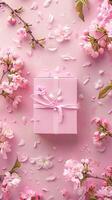 rosa regalo scatola con primavera fiori su rosa sfondo. foto