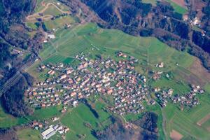 aereo fuco tiro panorama Visualizza di svizzero villaggio di ziefen. foto