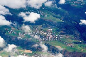 aereo fuco tiro panorama Visualizza di svizzero villaggio di ziefen. foto