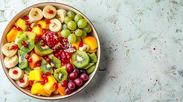 ciotola con fresco frutta insalata di frutta su un' leggero sfondo. foto