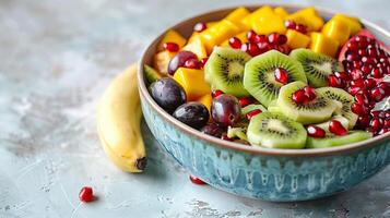 ciotola con fresco frutta insalata di frutta su un' leggero sfondo. foto