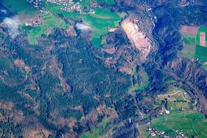 aereo fuco tiro panorama Visualizza di svizzero villaggio di ziefen. foto