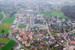 aereo fuco tiro panorama Visualizza di svizzero villaggio di ziefen. foto