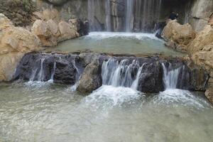 cascata nel lento velocità dell'otturatore foto