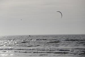 spiaggia nel il inverno, kitesurf, nel il Olanda foto