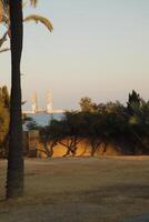 Guarda attraverso il parco su il porto di alicante foto