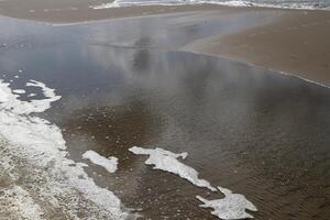 riflessione nel il acqua, villaggio pettinato a il nord mare, il Olanda, foto