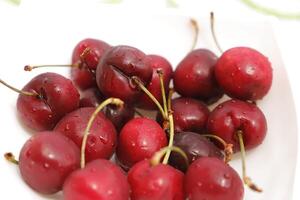 vicino su di ciliegie, rosso frutta foto