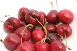 vicino su di ciliegie, rosso frutta foto