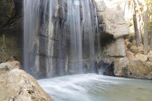 cascata nel lento velocità dell'otturatore foto