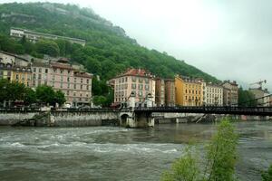 Grenoble un' città nel il francese Alpi foto