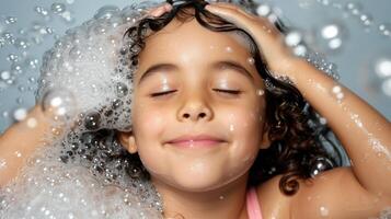 giovane ragazza godendo un' bolla bagno con un' gioioso Sorridi foto