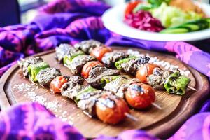 di legno vassoio con assortito carne e verdure foto