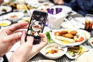 persona cattura Immagine di cibo su Telefono foto