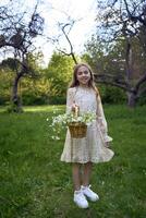 un' ritratto di un' ragazza nel un' pastello vestito con un' cestino di fiori nel il giardino foto
