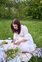 un' madre e sua adolescenziale figlia su un' picnic nel il giardino foto