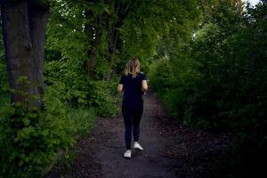 donna corre nel il parco foto