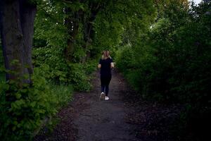 donna corre nel il parco foto