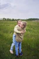 Due sorelle abbraccio e bacio nel il campo foto