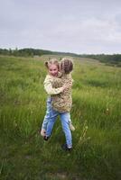 Due sorelle abbraccio e bacio nel il campo foto