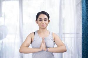 sportivo donna nel namaste yoga posa foto