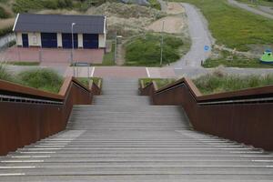 enorme ferro le scale al di sopra di il diga per il spiaggia, villaggio pettinato a il nord mare, il Olanda, foto
