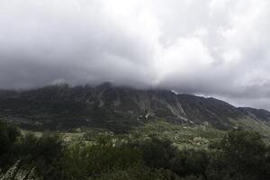 montagna tra le nuvole foto