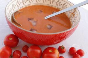 Gazpacho la minestra, un' freddo spagnolo pomodoro la minestra, mangiato nel il estate nel Spagna foto