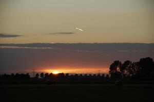 tramonto nel il Olanda, nuvole, colori foto