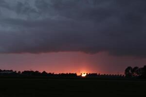 tramonto nel il Olanda foto