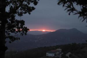 tramonto nel il montagne di Spagna foto