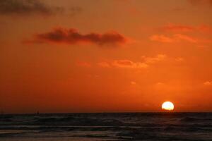 colorato tramonto a vlieland un' olandese isola foto