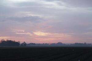 nuvoloso Alba nel il Olanda foto