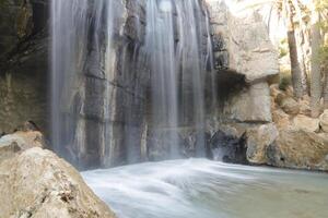 cascata nel lento velocità dell'otturatore foto