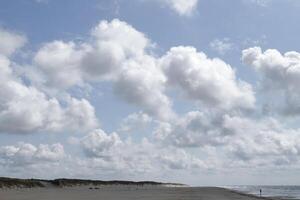 paesaggio nuvoloso, villaggio pettinato a il nord mare, il Olanda, foto